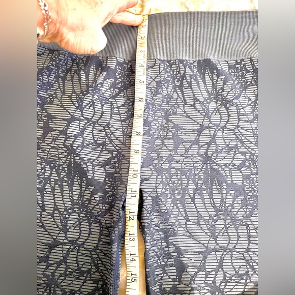 Fabletics Textured Gray Pattern Leggings - Picture 6 of 7